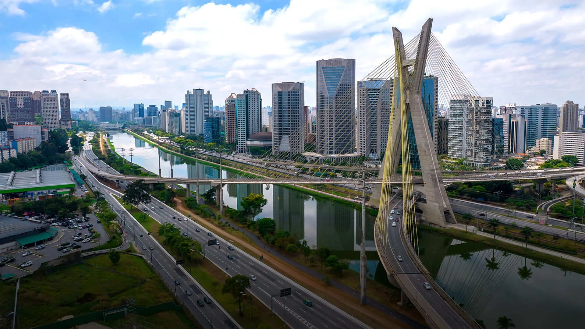 Imagem panorâmica de São Paulo com o texto: Benefício Made In SP, Aproveite vantagens exclusivas e descontos imperdíveis!